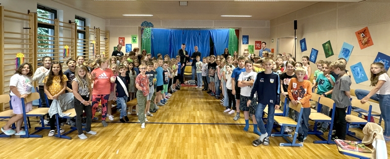 Die Schüler:innen der Volksschule Aigen bei der Spendenübergabe am 1. Juli 2024 mit ihrem Direktor Josef Schiefer.